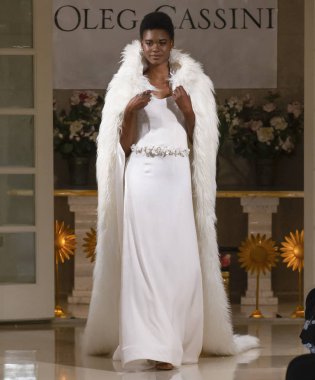 New York, Ny - 12 Nisan 2018: Manken Oleg Cassini gelin bahar 2019 koleksiyonu pist Show pist Ny moda hafta gelin sırasında yürür.
