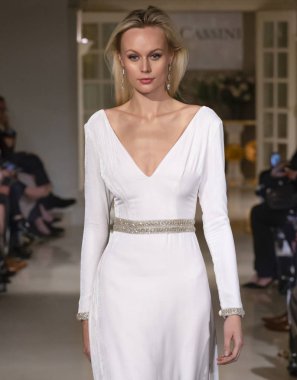 New York, Ny - 12 Nisan 2018: Manken Oleg Cassini gelin bahar 2019 koleksiyonu pist Show pist Ny moda hafta gelin sırasında yürür.