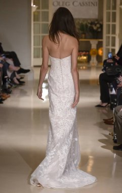 New York, Ny - 12 Nisan 2018: Manken Oleg Cassini gelin bahar 2019 koleksiyonu pist Show pist Ny moda hafta gelin sırasında yürür.