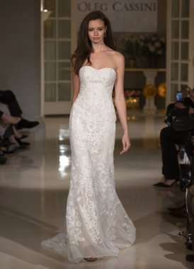 New York, Ny - 12 Nisan 2018: Manken Oleg Cassini gelin bahar 2019 koleksiyonu pist Show pist Ny moda hafta gelin sırasında yürür.