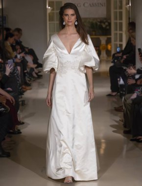 New York, Ny - 12 Nisan 2018: Manken Oleg Cassini gelin bahar 2019 koleksiyonu pist Show pist Ny moda hafta gelin sırasında yürür.