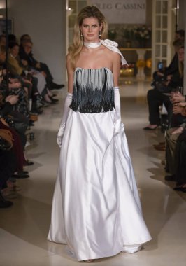 New York, Ny - 12 Nisan 2018: Manken Oleg Cassini gelin bahar 2019 koleksiyonu pist Show pist Ny moda hafta gelin sırasında yürür.