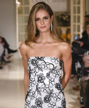 New York, Ny - 12 Nisan 2018: Manken Oleg Cassini gelin bahar 2019 koleksiyonu pist Show pist Ny moda hafta gelin sırasında yürür.