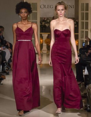 New York, Ny - 12 Nisan 2018: Modelleri yürüyüş Oleg Cassini gelin bahar 2019 koleksiyonu pist Show Ny moda hafta gelin sırasında pist