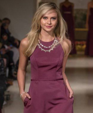New York, Ny - 12 Nisan 2018: Manken Oleg Cassini gelin bahar 2019 koleksiyonu pist Show pist Ny moda hafta gelin sırasında yürür.