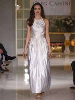 New York, Ny - 12 Nisan 2018: Manken Oleg Cassini gelin bahar 2019 koleksiyonu pist Show pist Ny moda hafta gelin sırasında yürür.