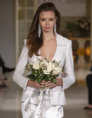 New York, Ny - 12 Nisan 2018: Manken Oleg Cassini gelin bahar 2019 koleksiyonu pist Show pist Ny moda hafta gelin sırasında yürür.