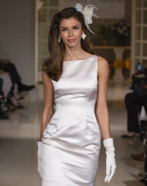 New York, Ny - 12 Nisan 2018: Manken Oleg Cassini gelin bahar 2019 koleksiyonu pist Show pist Ny moda hafta gelin sırasında yürür.