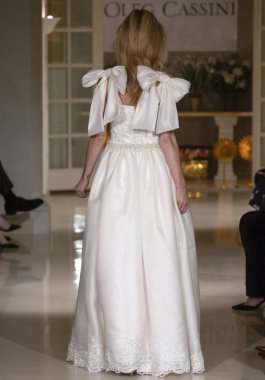 New York, Ny - 12 Nisan 2018: Manken Oleg Cassini gelin bahar 2019 koleksiyonu pist Show pist Ny moda hafta gelin sırasında yürür.