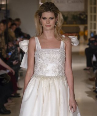 New York, Ny - 12 Nisan 2018: Manken Oleg Cassini gelin bahar 2019 koleksiyonu pist Show pist Ny moda hafta gelin sırasında yürür.