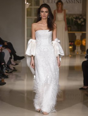 New York, Ny - 12 Nisan 2018: Manken Oleg Cassini gelin bahar 2019 koleksiyonu pist Show pist Ny moda hafta gelin sırasında yürür.