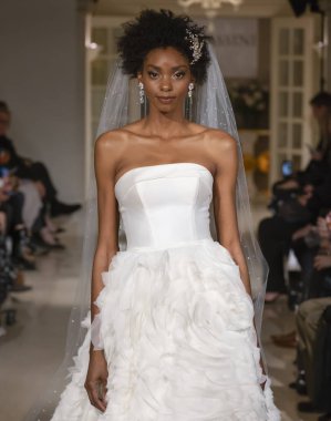 New York, Ny - 12 Nisan 2018: Manken Oleg Cassini gelin bahar 2019 koleksiyonu pist Show pist Ny moda hafta gelin sırasında yürür.