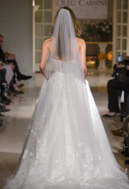 New York, Ny - 12 Nisan 2018: Manken Oleg Cassini gelin bahar 2019 koleksiyonu pist Show pist Ny moda hafta gelin sırasında yürür.