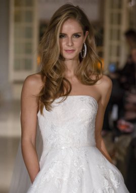 New York, Ny - 12 Nisan 2018: Manken Oleg Cassini gelin bahar 2019 koleksiyonu pist Show pist Ny moda hafta gelin sırasında yürür.