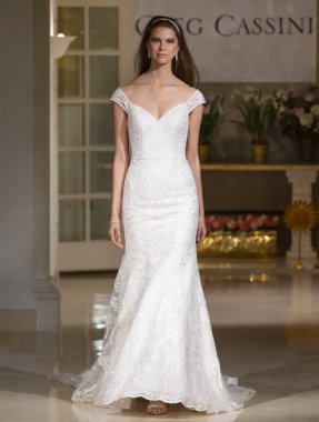 New York, Ny - 12 Nisan 2018: Manken Oleg Cassini gelin bahar 2019 koleksiyonu pist Show pist Ny moda hafta gelin sırasında yürür.