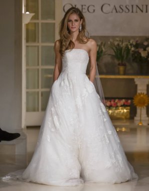 New York, Ny - 12 Nisan 2018: Manken Oleg Cassini gelin bahar 2019 koleksiyonu pist Show pist Ny moda hafta gelin sırasında yürür.
