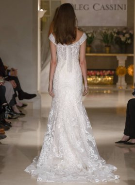 New York, Ny - 12 Nisan 2018: Manken Oleg Cassini gelin bahar 2019 koleksiyonu pist Show pist Ny moda hafta gelin sırasında yürür.