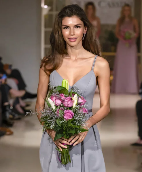 New York, Ny - 12 Nisan 2018: Manken Oleg Cassini gelin bahar 2019 koleksiyonu pist Show pist Ny moda hafta gelin sırasında yürür.