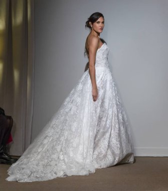 New York, Ny - 14 Nisan 2018: Manken Anna Maier gelin bahar 2019 koleksiyonu pist Show pist Ny moda hafta gelin sırasında yürür.