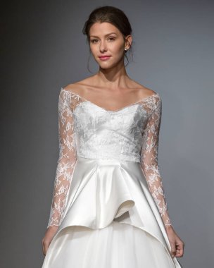 New York, Ny - 14 Nisan 2018: Manken Anna Maier gelin bahar 2019 koleksiyonu pist Show pist Ny moda hafta gelin sırasında yürür.