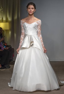New York, Ny - 14 Nisan 2018: Manken Anna Maier gelin bahar 2019 koleksiyonu pist Show pist Ny moda hafta gelin sırasında yürür.