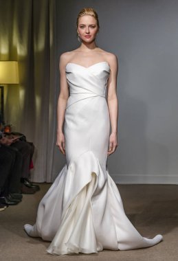 New York, Ny - 14 Nisan 2018: Manken Anna Maier gelin bahar 2019 koleksiyonu pist Show pist Ny moda hafta gelin sırasında yürür.