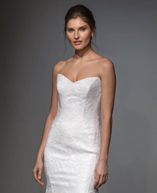 New York, Ny - 14 Nisan 2018: Manken Anna Maier gelin bahar 2019 koleksiyonu pist Show pist Ny moda hafta gelin sırasında yürür.