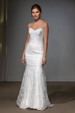 New York, Ny - 14 Nisan 2018: Manken Anna Maier gelin bahar 2019 koleksiyonu pist Show pist Ny moda hafta gelin sırasında yürür.