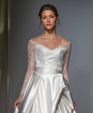 New York, Ny - 14 Nisan 2018: Manken Anna Maier gelin bahar 2019 koleksiyonu pist Show pist Ny moda hafta gelin sırasında yürür.