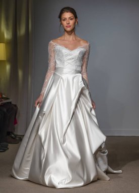 New York, Ny - 14 Nisan 2018: Manken Anna Maier gelin bahar 2019 koleksiyonu pist Show pist Ny moda hafta gelin sırasında yürür.