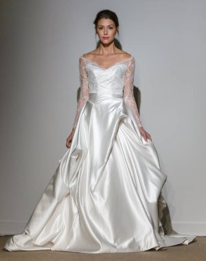 New York, Ny - 14 Nisan 2018: Manken Anna Maier gelin bahar 2019 koleksiyonu pist Show pist Ny moda hafta gelin sırasında yürür.