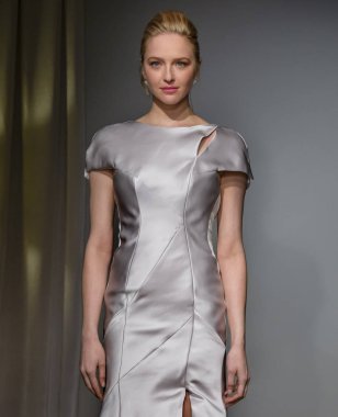 New York, Ny - 14 Nisan 2018: Manken Anna Maier gelin bahar 2019 koleksiyonu pist Show pist Ny moda hafta gelin sırasında yürür.