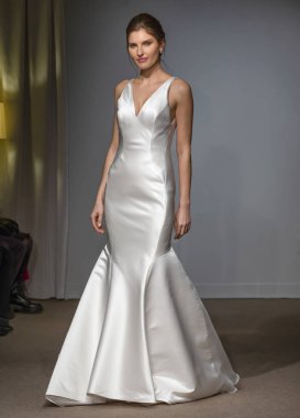 New York, Ny - 14 Nisan 2018: Manken Anna Maier gelin bahar 2019 koleksiyonu pist Show pist Ny moda hafta gelin sırasında yürür.