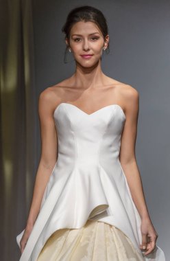New York, Ny - 14 Nisan 2018: Manken Anna Maier gelin bahar 2019 koleksiyonu pist Show pist Ny moda hafta gelin sırasında yürür.