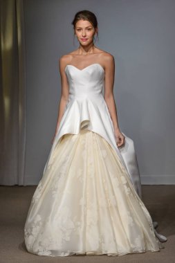 New York, Ny - 14 Nisan 2018: Manken Anna Maier gelin bahar 2019 koleksiyonu pist Show pist Ny moda hafta gelin sırasında yürür.