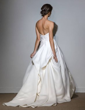 New York, Ny - 14 Nisan 2018: Manken Anna Maier gelin bahar 2019 koleksiyonu pist Show pist Ny moda hafta gelin sırasında yürür.