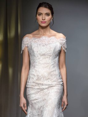 New York, Ny - 14 Nisan 2018: Manken Anna Maier gelin bahar 2019 koleksiyonu pist Show pist Ny moda hafta gelin sırasında yürür.