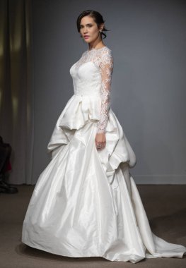 New York, Ny - 14 Nisan 2018: Manken Anna Maier gelin bahar 2019 koleksiyonu pist Show pist Ny moda hafta gelin sırasında yürür.