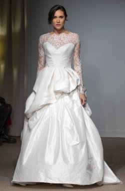 New York, Ny - 14 Nisan 2018: Manken Anna Maier gelin bahar 2019 koleksiyonu pist Show pist Ny moda hafta gelin sırasında yürür.