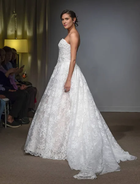 New York, Ny - 14 Nisan 2018: Manken Anna Maier gelin bahar 2019 koleksiyonu pist Show pist Ny moda hafta gelin sırasında yürür.