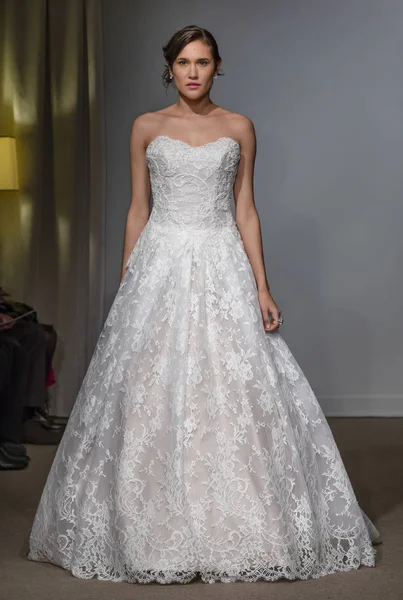 New York, Ny - 14 Nisan 2018: Manken Anna Maier gelin bahar 2019 koleksiyonu pist Show pist Ny moda hafta gelin sırasında yürür.