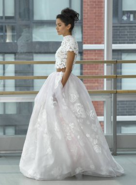 New York, Ny - 12 Nisan 2018: Manken Gracy Accad gelin bahar 2019 koleksiyonu pist Show pist Ny moda hafta gelin sırasında yürür.