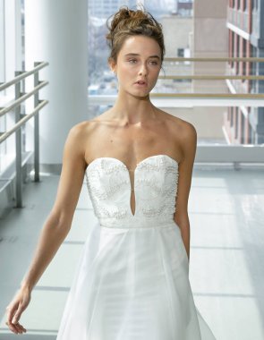 New York, Ny - 12 Nisan 2018: Manken Gracy Accad gelin bahar 2019 koleksiyonu pist Show pist Ny moda hafta gelin sırasında yürür.