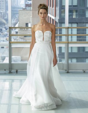 New York, Ny - 12 Nisan 2018: Manken Gracy Accad gelin bahar 2019 koleksiyonu pist Show pist Ny moda hafta gelin sırasında yürür.