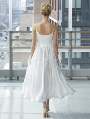 New York, Ny - 12 Nisan 2018: Manken Gracy Accad gelin bahar 2019 koleksiyonu pist Show pist Ny moda hafta gelin sırasında yürür.