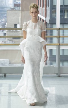 New York, Ny - 12 Nisan 2018: Manken Gracy Accad gelin bahar 2019 koleksiyonu pist Show pist Ny moda hafta gelin sırasında yürür.