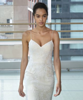 New York, Ny - 12 Nisan 2018: Manken Gracy Accad gelin bahar 2019 koleksiyonu pist Show pist Ny moda hafta gelin sırasında yürür.