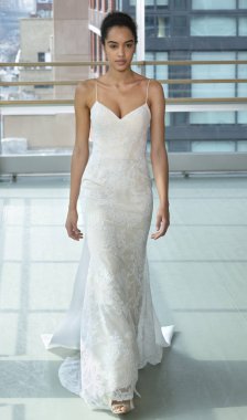 New York, Ny - 12 Nisan 2018: Manken Gracy Accad gelin bahar 2019 koleksiyonu pist Show pist Ny moda hafta gelin sırasında yürür.