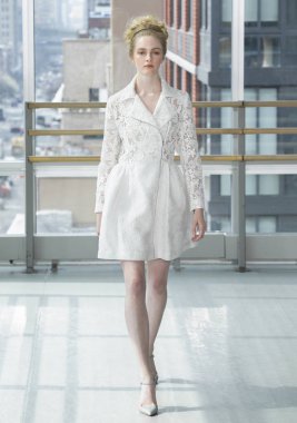 New York, Ny - 12 Nisan 2018: Manken Gracy Accad gelin bahar 2019 koleksiyonu pist Show pist Ny moda hafta gelin sırasında yürür.