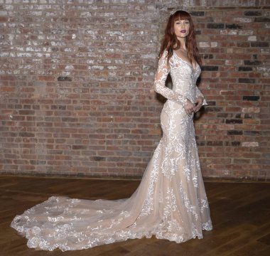 New York, Ny - 14 Nisan 2018: A modeli pozlar Maggie Sottero gelin bahar 2019 koleksiyonu tanıtım gösterisi sırasında Ny moda hafta gelin